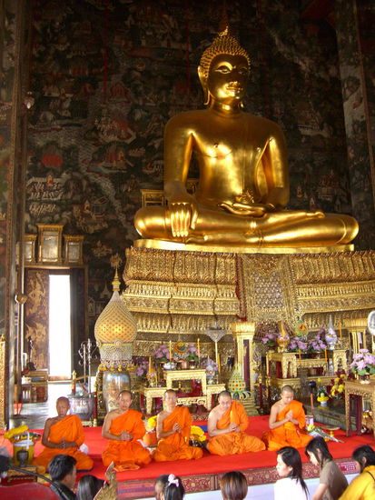 Ein klassisches Bild: fünf Schüler Buddhas unterweisen die Gläubigen - offenbar mit Humur. Im Wat Suthat darf gelacht werden