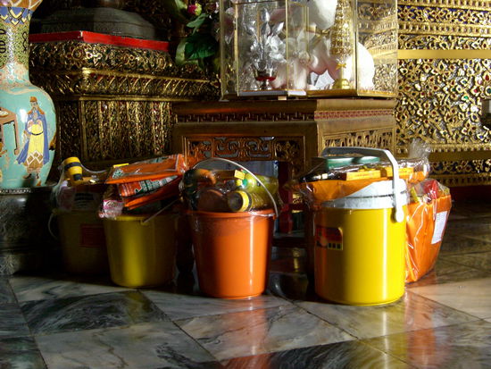Hinter der dem großen Buddha entdeckte ich eine Kuriosität: Eimer mit Sachspenden. In Folie eingeschweißt enthielten diese Werkzeuge, irgendwelche Planen, Putzmittel und Taschenlampen.