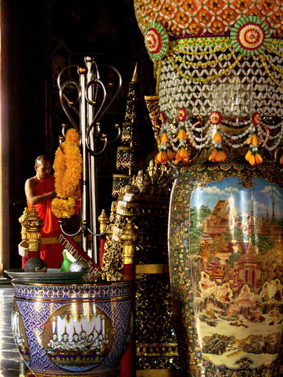 Edler Zierrat und Porzellan am Fuße der großen Buddhastatue