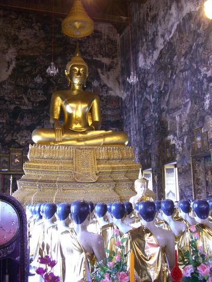 die Hauptstatue Buddha Phra Puttha Tri Lokachet mit den achtzig Jüngern