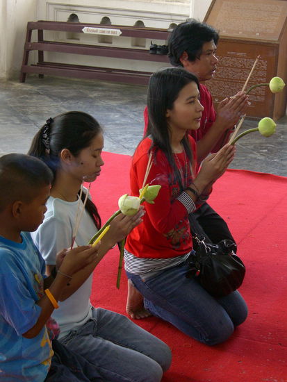 Gläubige opfern Lotusblumen
