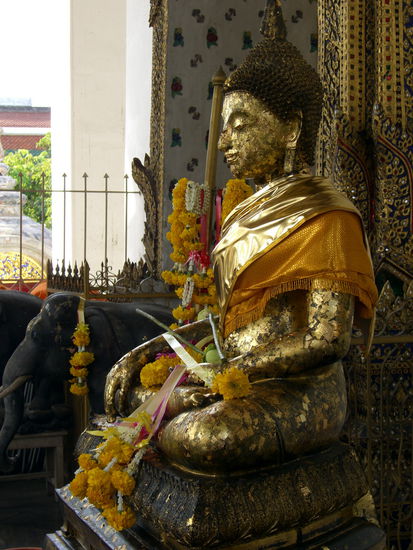 Opferbuddha am Eingang des Bots