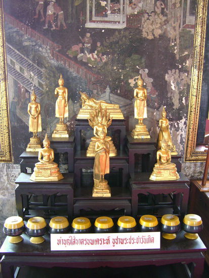 Buddhas in allen Positionen mit Spendendosen