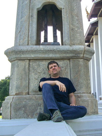 Etwas erschöpft sitze ich an einen Bai Sema (heiliger Begrenzungsstein)