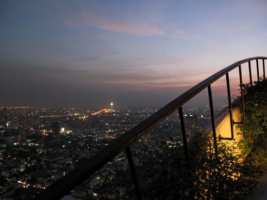 Ein schmales Geländer und Brusthöhe vor dem 62. Stockwerke hohen Abgrund