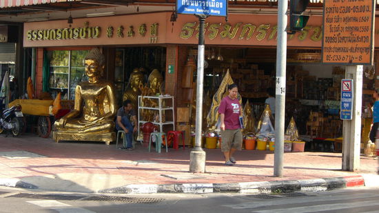Ein Geschäft in der Bamrung Road verkauft Buddhas in allen Größen