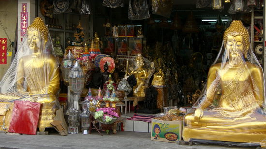Was für den Garten? Mannshohe Statuen in Folie verpackt