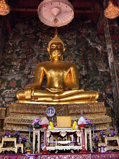 Sehr oft ruht dabei seine linke Hand, mit der Handfläche nach oben in seinem Schoß, während die Rechte entspannt mit den Fingern nach unten auf seinem Knie liegt (Buddha Si Sakyamuni im Wat Suthat). Diese Haltung symbolisiert die Niederlage des Dämonen Mara (der das Leid verursacht), dem Gegenspieler Buddhas.