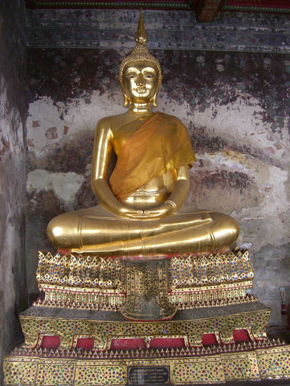 Bei der Meditationshaltung liegen beide Hände locker in seinem Schoß