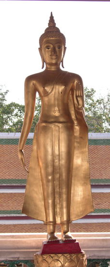 Manchmal kommt Buddha auch stehend daher. Dann hebt er bisweilen eine oder beide Hände mit der Innenfläche nach außen. Die ist eine Schutzgeste und soll den Gläubigen Sicherheit und Furchtlosigkeit geben