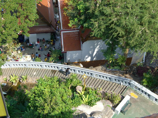 Bei der Hitze ein anstrengender Aufstieg: serpentinenartig winden sich die Stufen den Golden Mount hinauf