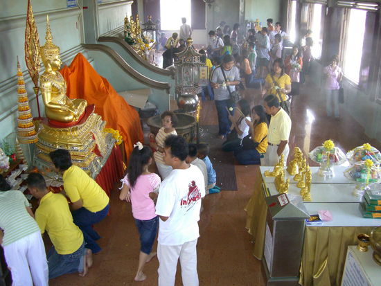 Im Tempelinnern rauchen die Stäbchen