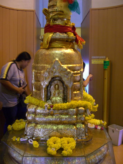 Der Reliquienbuddha aus Indien im innern der Dachstupa