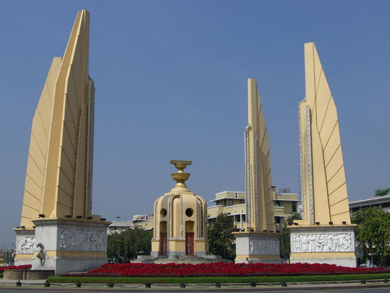 Das Demokratiedenkmal mit vier Engelsflügeln