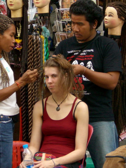 Einer der eher harmlosen "experienses", falsche Haare einflechten lassen...