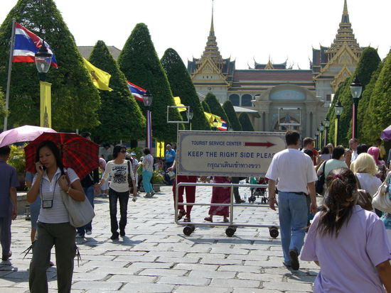 Auch nicht zu leger angezogen? Dem Pfeil nach zum Kleidungscheck
