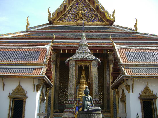 Eine Farng-Statue sieht gelangweilt auf die Besucher
