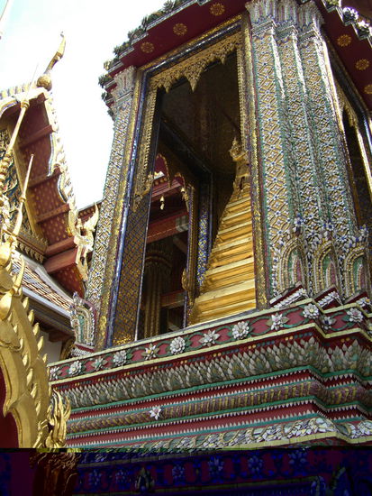 Die heiligen Grenzsteine fiallen im Wat Phra Kaeo etwas üppiger aus