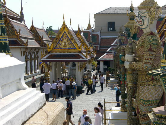 Der Yaksha-Wächter blickt grimmig auf die Touristen
