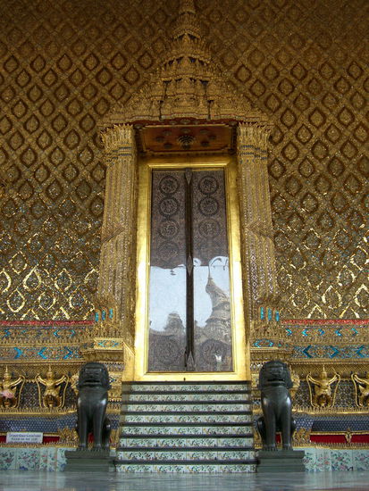 für einen Hintereingang recht üppig ausgestattet...