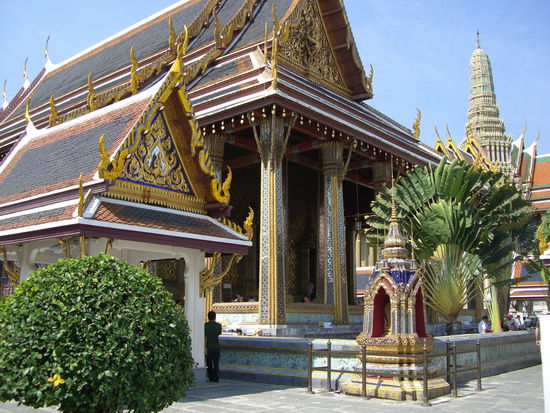 Vorderseite des Smaragd-Buddha-Bot