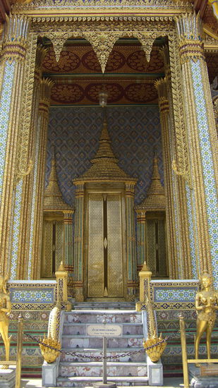 Hintereingang des Pantheon. Das Geländer stellt den Schlangenkönig Mucalinda dar