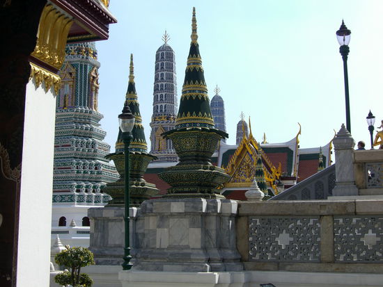 Blick auf die Ostseite des Wat Phra Kaeo. Die Treppe in der Mitte führt auf die obere Terrasse