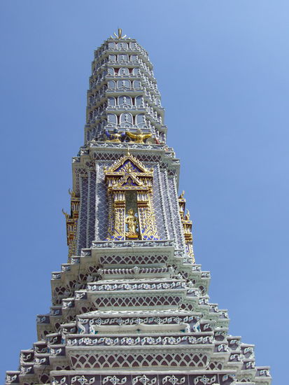 Einer der acht Prang im Khmer-Stil innerhalb der Ummauerung an der Ostseite