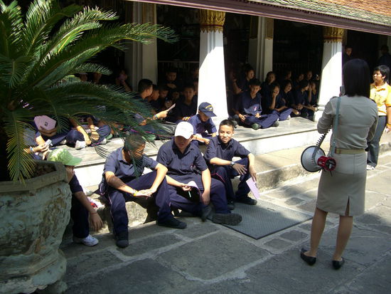 Eine lärmende Schulklasse schien mich über das halbe Gelände zu verfolgen
