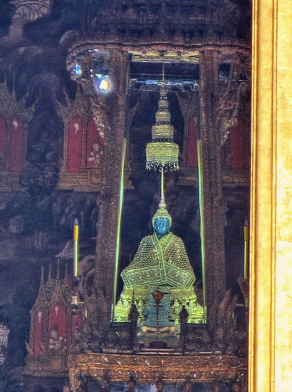 Der Smaragd-Buddha mit einem Telepbjektiv von Außen aufgenommen. Innerhalb des Bots ist das Fotografieren verboten