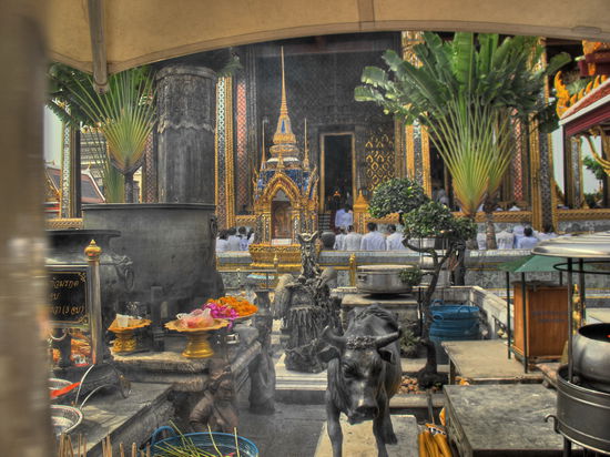 Opferschreine vor dem Haupteingang des Bot. Da kommt täglich was zusammen und muss auch wieder entsorgt werde