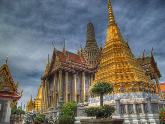 Das Phanteon mit einem goldenen Chedi im Vordergrund