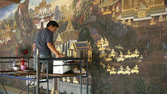 Damit die Ramakiendarstellungen nicht verblassen werden sie ständig restauriert