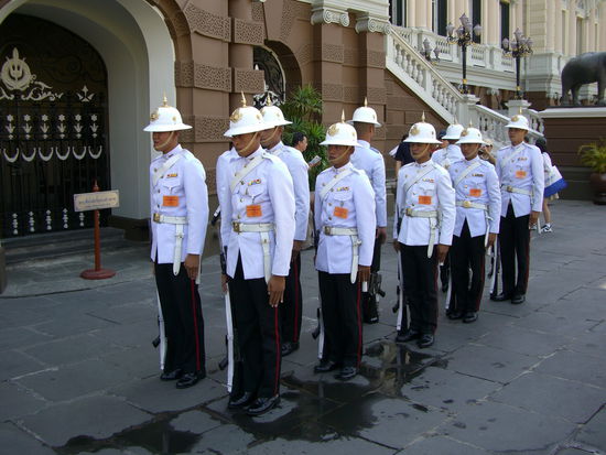 Die Palastsoldaten zelebrierten, ähnlich wie die vor dem Londoner Buckingham-Palast, ihre Wachablösung
