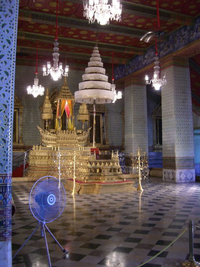 Der Thronsaal: Ein paar Restaurateure arbeiteten an der Innenfassade. Auf den ersten Blick kann ich nicht sehen wo der König denn gesessen haben soll. Der Saal wirkt trotz des reich verzierten Thrones eher schlicht