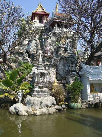 Der künstlicher Felsen in der Mitte des Wat Prayun