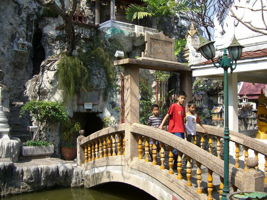 Die Brücke zur Buddhagrotte die im Inneren des künstlichen Felsen liegt