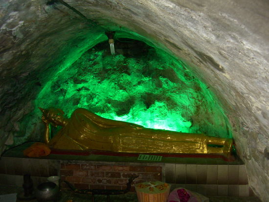 Liegender Buddha in der Grotte