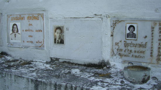 Namensschildchen mit Fotos der Bestatteten am Kollumbarium