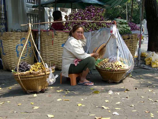 Effektives Transportmittel durch die engen Gassen: die Doppelkorbtrage