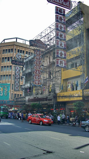 Chinatowns Hauptverkehrader: die Thanon Yaorawat
