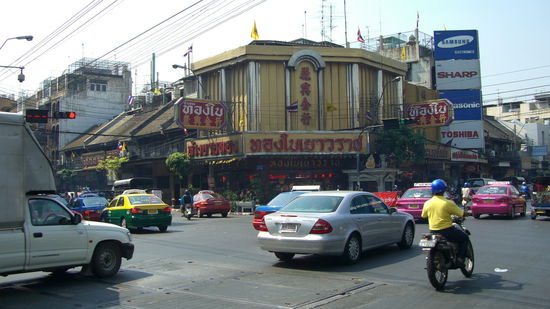 Belebte Kreuzung in Chinatown
