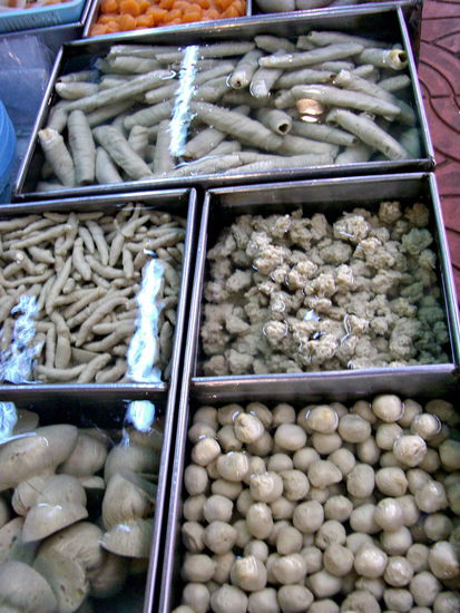 Graue Fleischröhren, -kugeln und -stücke