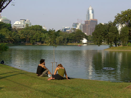 Ein Pärchen genießt die Ruhe im Lumphini-Park