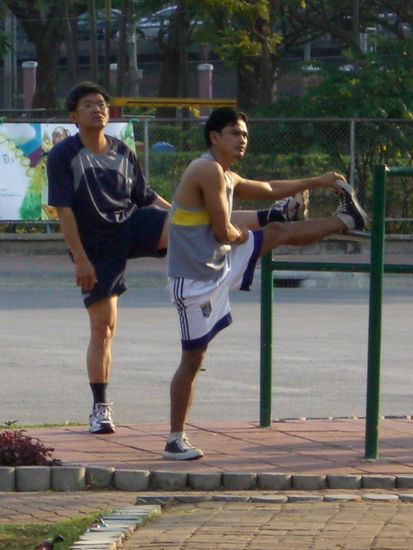 Jogger bereiten sich mit Dehnübungen für den Lauf durch den Limphini-Park vor