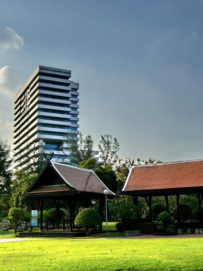 Pavillons vor dem Queen Sirikit Hospital