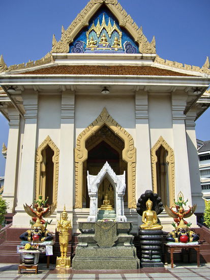 Klein aber wertvoll: das Wat Traimit am Ostende von Chinatown