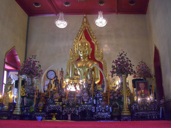 Der 3-Tonnen-Goldbuddha im Tempelinneren
