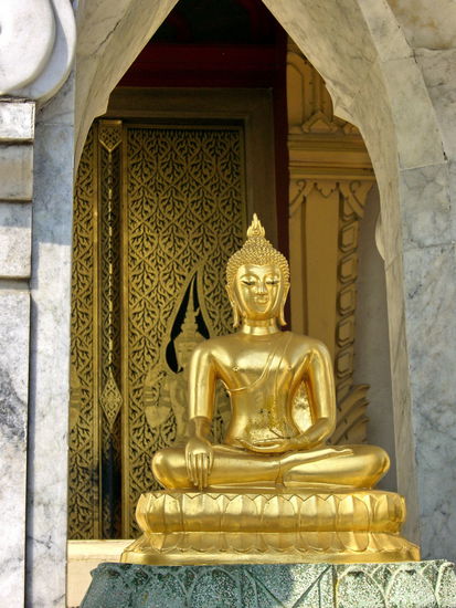 ...Buddhafiguren bewachen das Schmuckstück im Tempel
