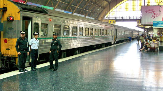 Drei Bahnbedienstete stehen bereit